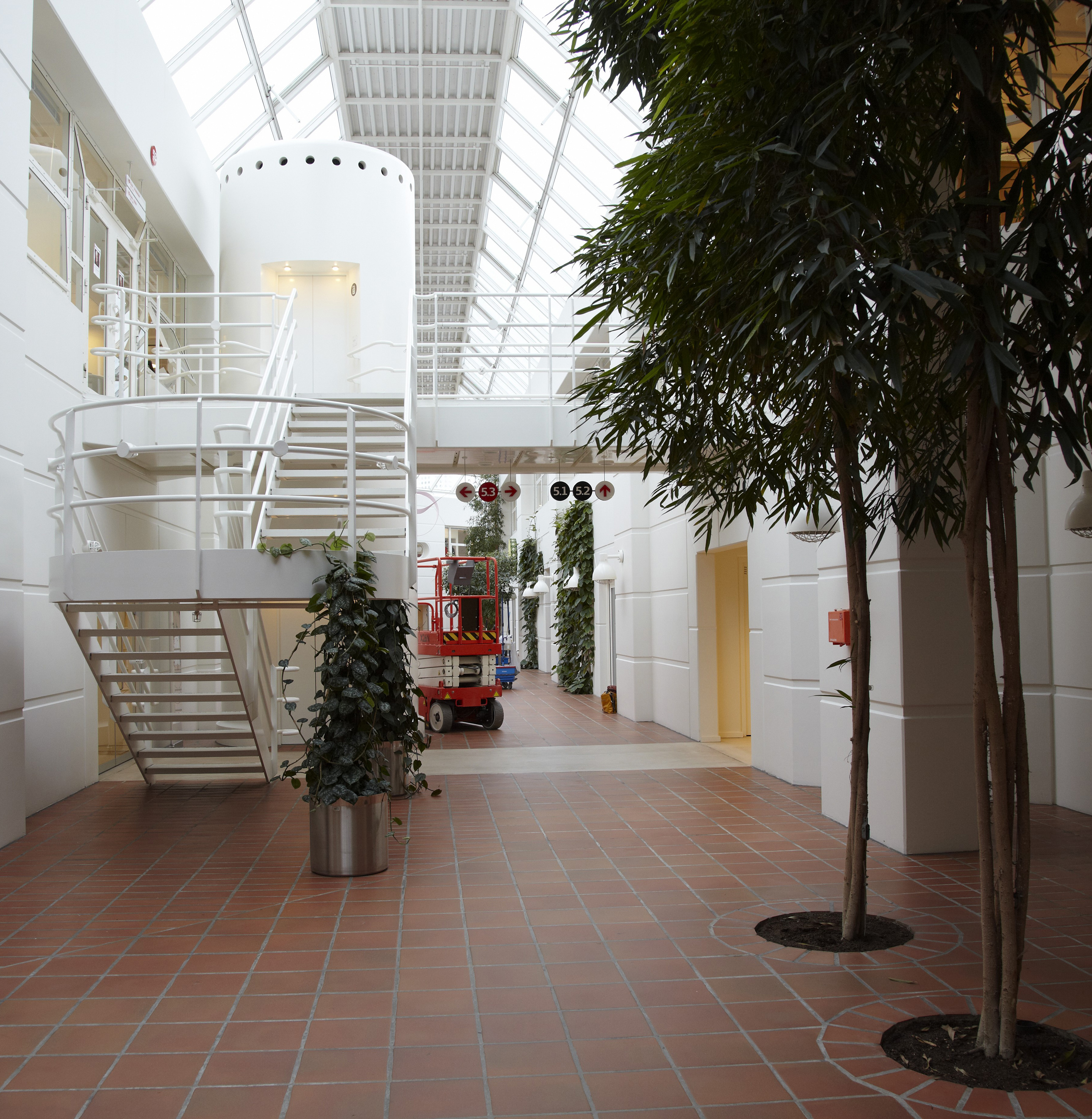 montering af udsmykning med grøn filt på elevatortårn hos Tryg filt